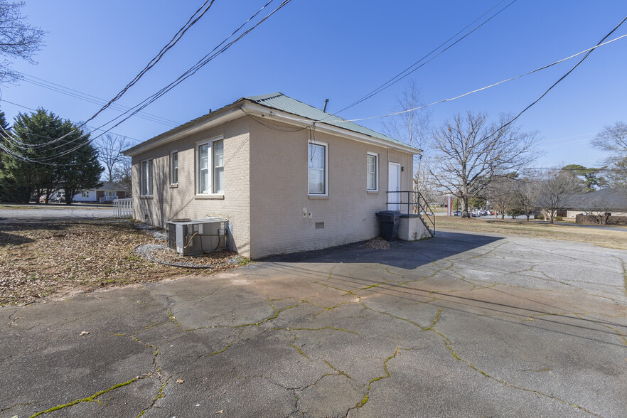 More Photos Of 2816 E North Ave, Anderson Funeral Home For Sale