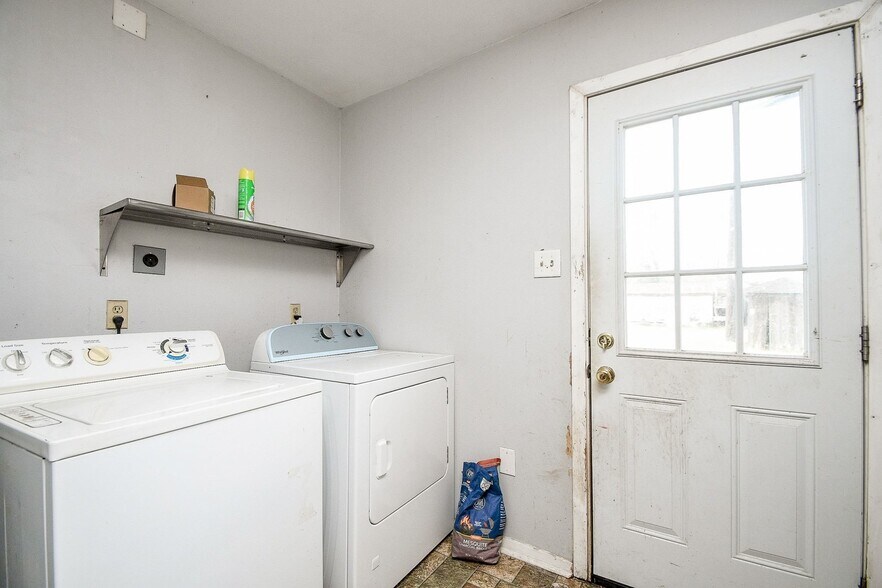 More Photos Of 11602 Dover St, Houston Flex For Lease