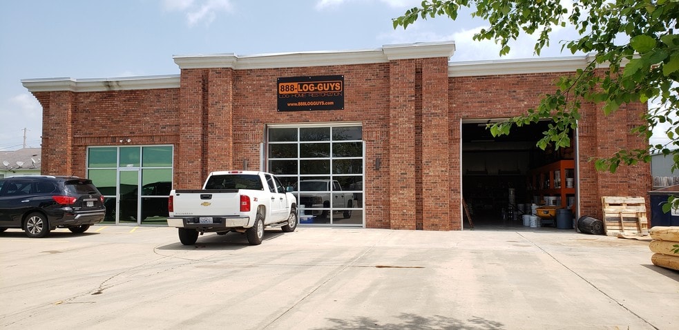 More Photos Of 5146 N 23rd St, Ozark Warehouse For Lease