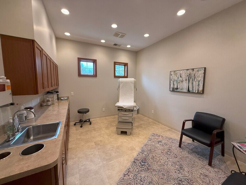 More Photos Of 7971 Moorsbridge Rd, Portage Medical For Lease