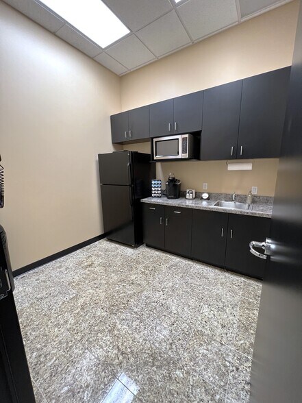 More Photos Of 3187 Airway Ave, Costa Mesa Light Manufacturing For Sale