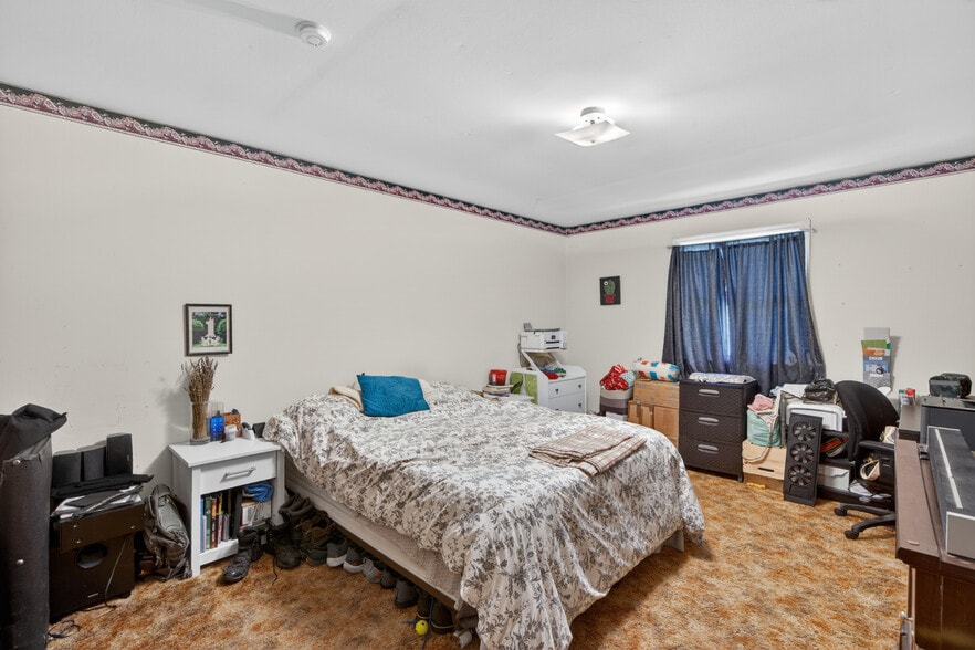More Photos Of 5585 MacArthur Rd, Whitehall Showroom For Sale