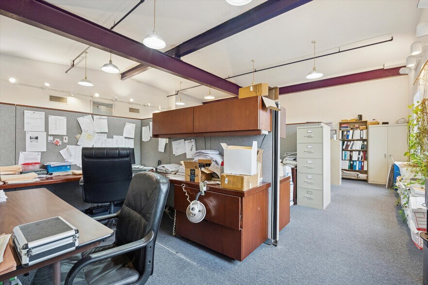 More Photos Of 422 Mill St, Bristol Office For Sale