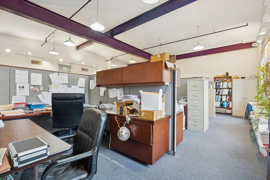 More Photos Of 422 Mill St, Bristol Office For Sale