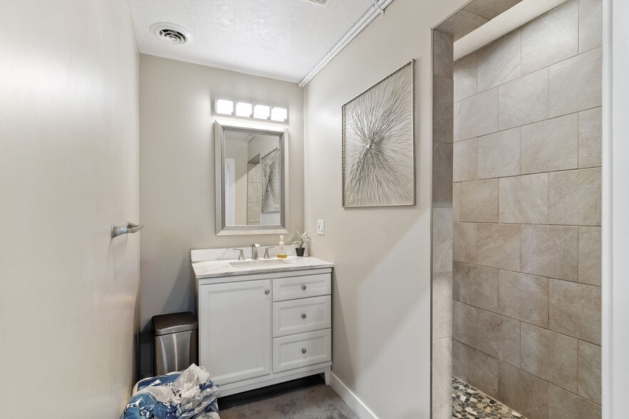 More Photos Of 3041 Pennsylvania Ave, Ogden Showroom For Sale