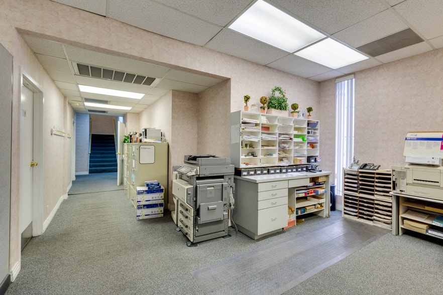 More Photos Of 844 E Sahara Ave, Las Vegas Loft Creative Space For Lease