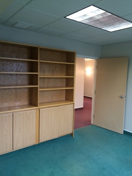 More Photos Of 8790 E Market St, Warren Medical For Sale