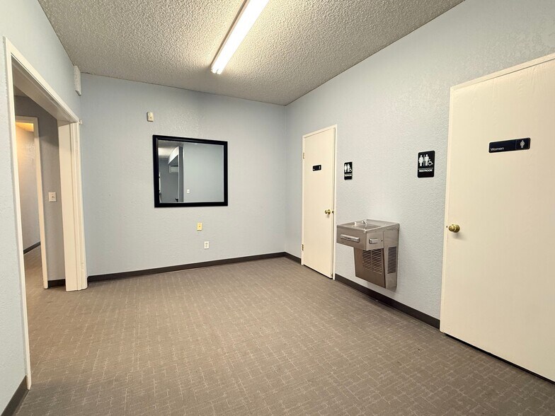 More Photos Of 8514 W Gage Blvd, Kennewick Storefront Retail Office For Sale