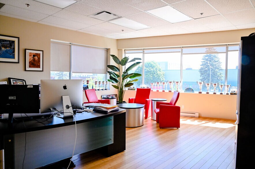 More Photos Of 1855 Rue Saint-Régis, Dollard-des-Ormeaux Office For Sale