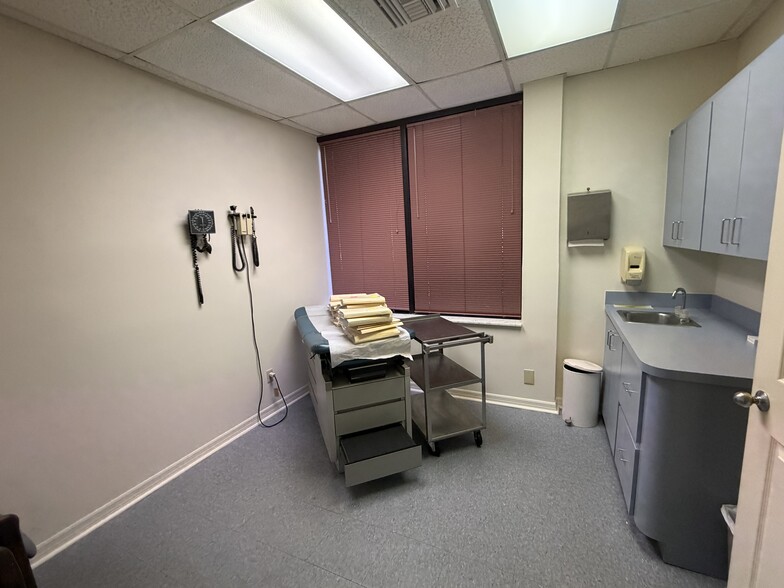More Photos Of 1831 N Belcher Rd, Clearwater Medical For Sale