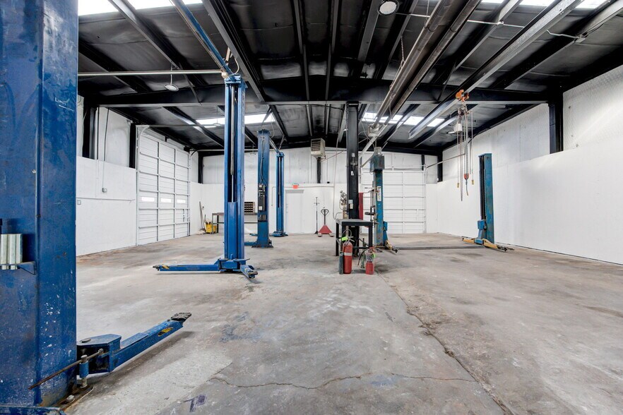 More Photos Of 1809 S Eastern Ave, Moore Auto Repair For Sale