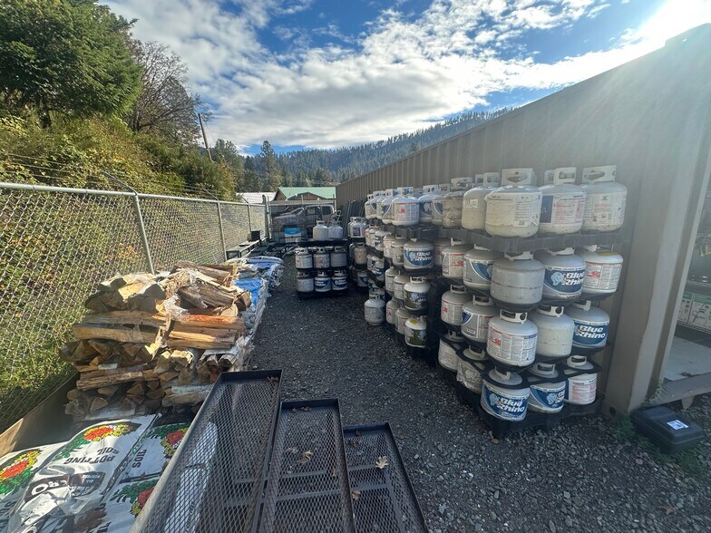 More Photos Of 143 Davis Rd, Happy Camp Storefront For Sale