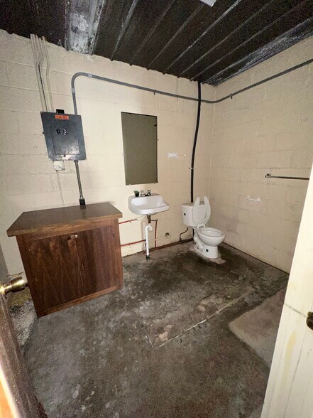 More Photos Of 113 W Main St, Duncan Storefront For Sale