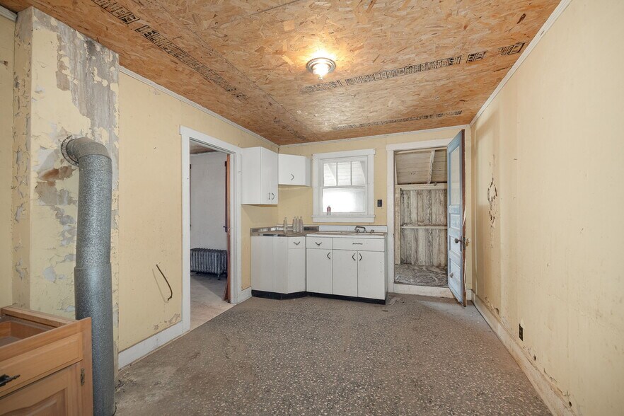 More Photos Of 802 E Nodaway St, Oregon Flex For Sale