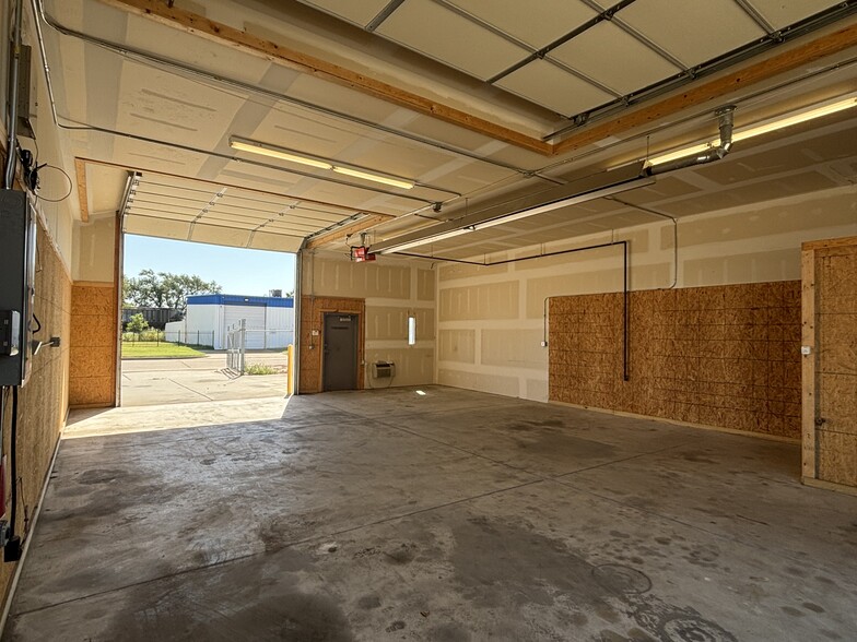 Primary Photo Of 1403 S Osage St, Wichita Warehouse For Lease