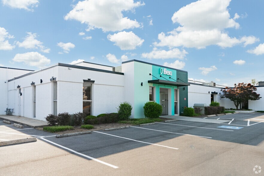 More Photos Of 900 Pressley Rd, Charlotte Warehouse For Lease