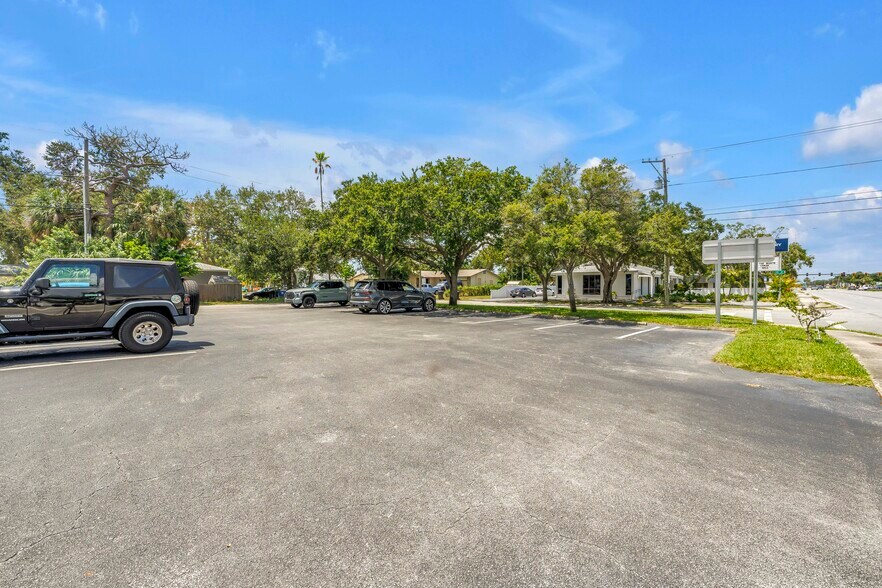 More Photos Of 8440 4th St N, Saint Petersburg Freestanding For Lease