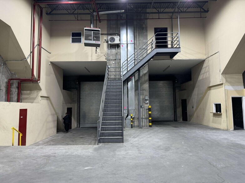 More Photos Of Queens, Maspeth Warehouse For Lease