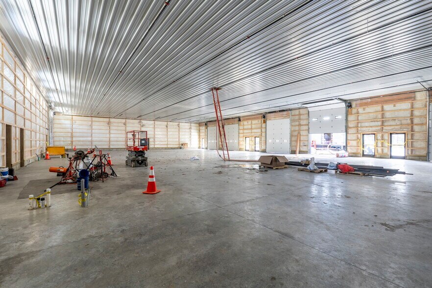 More Photos Of 32 London Ln, Seabrook Warehouse For Lease