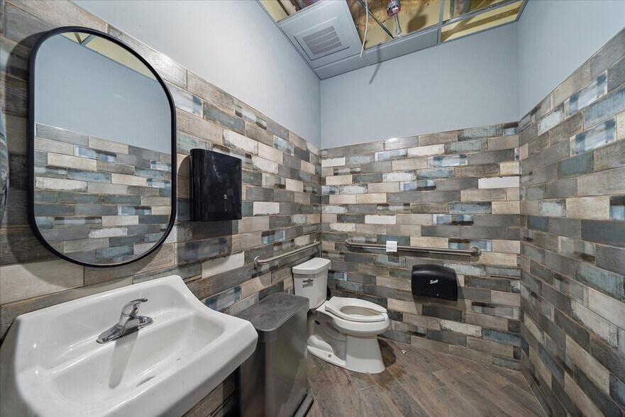 More Photos Of 2407 Bee Ridge Rd, Sarasota Restaurant For Sale