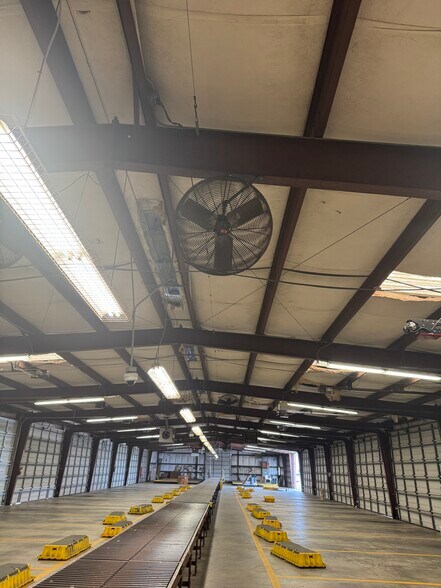 More Photos Of 3915 W Cardinal Dr, Beaumont Distribution For Lease