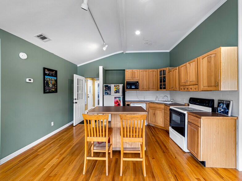 More Photos Of 4615 Stone Mountain Hwy, Lilburn Freestanding For Sale