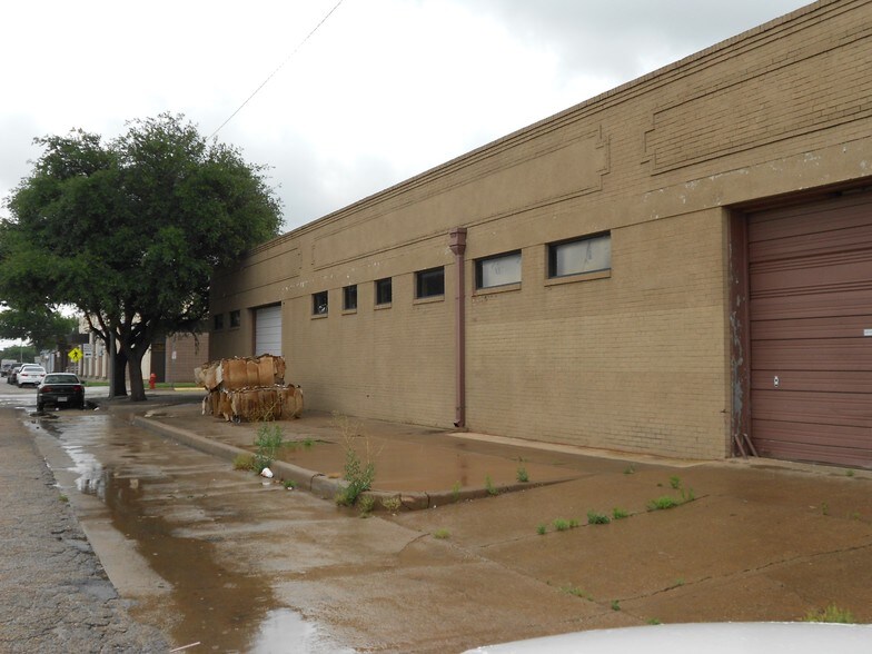 More Photos Of 218 Elm St, Abilene Flex For Sale
