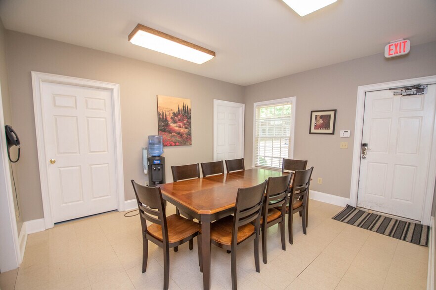 More Photos Of 385 Hawthorne Ln, Athens Medical For Lease