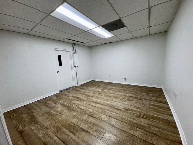 More Photos Of 1410 Commerce Blvd, Sarasota Flex For Lease