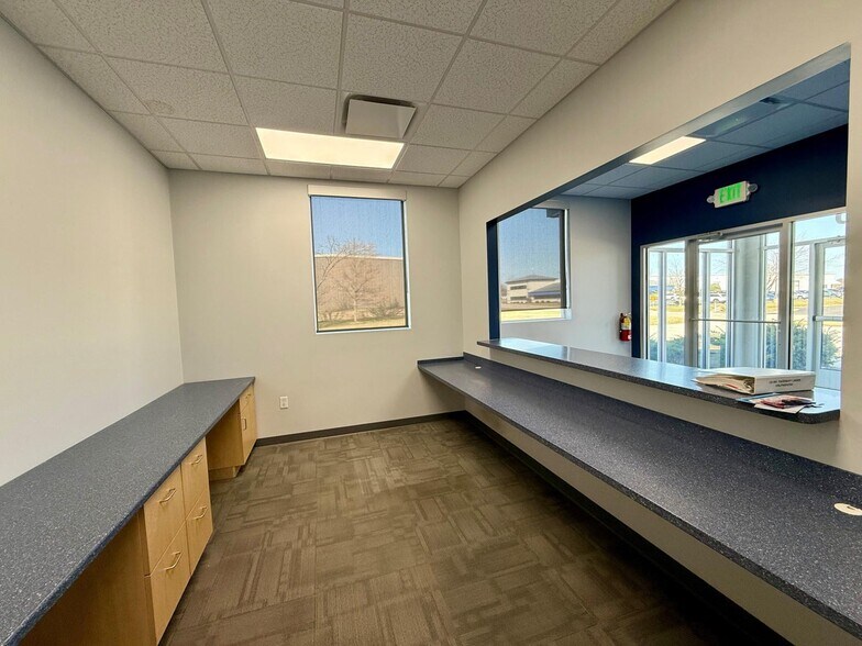 More Photos Of 950 Transport Dr, Valparaiso Flex For Lease