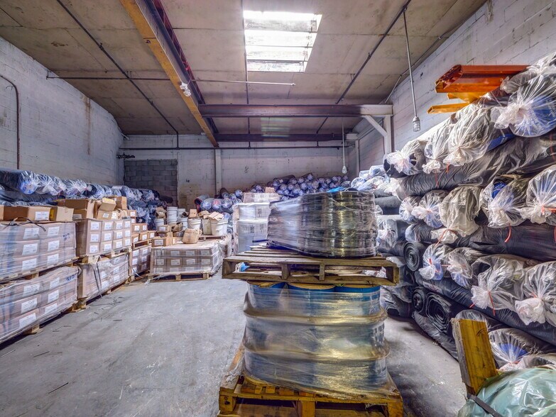 More Photos Of 122 E Railroad Ave, West Haverstraw Showroom For Lease