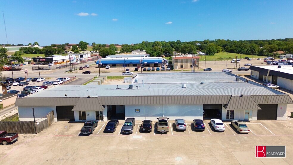 More Photos Of 2800 W Division St, Arlington Distribution For Lease