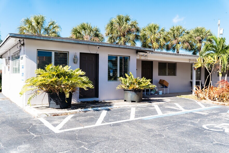 More Photos Of 186-1 E Blue Heron Blvd, Riviera Beach Hotel For Sale