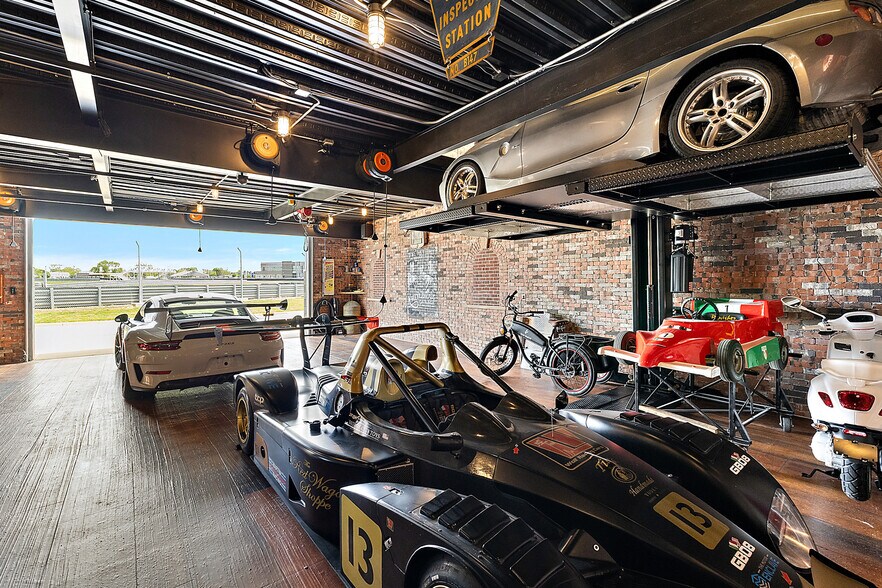 More Photos Of 148 Pit Ln, Pontiac Parking Garage For Sale