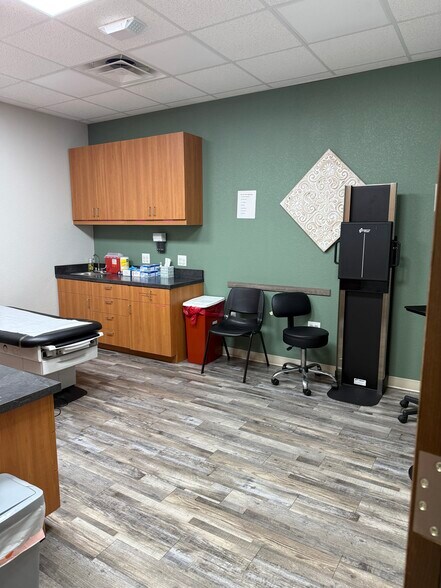 More Photos Of 1315 Chisholm Trail Pky, Duncan Medical For Sale