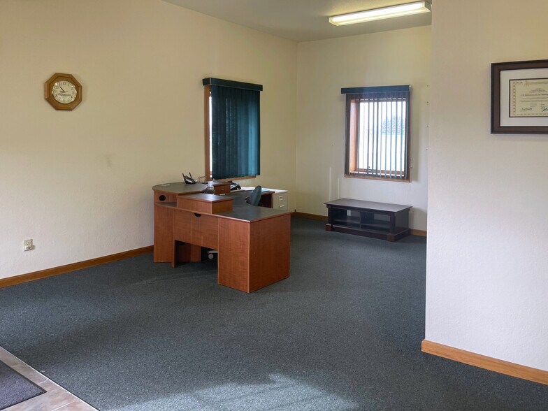 More Photos Of 15675 Morris Industrial Dr, Schoolcraft Industrial For Sale