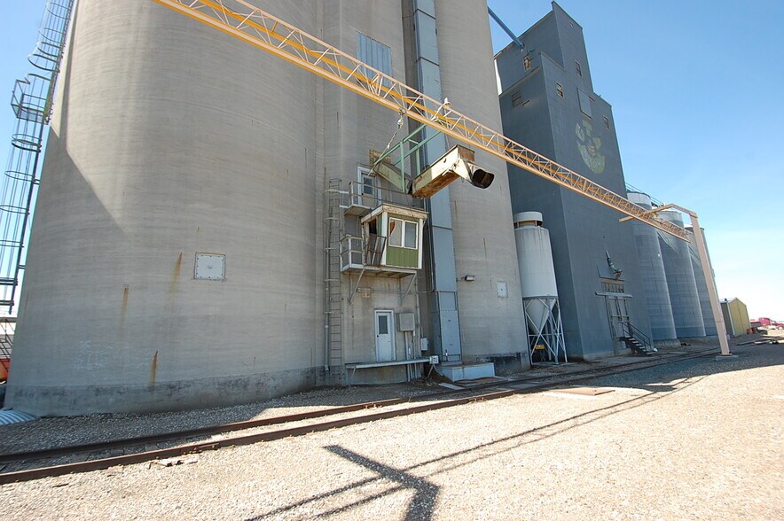 More Photos Of 415 9th Ave NE, Sidney Distribution For Sale