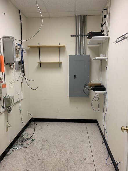 More Photos Of 5550 McFarland Blvd, Northport General Retail For Lease