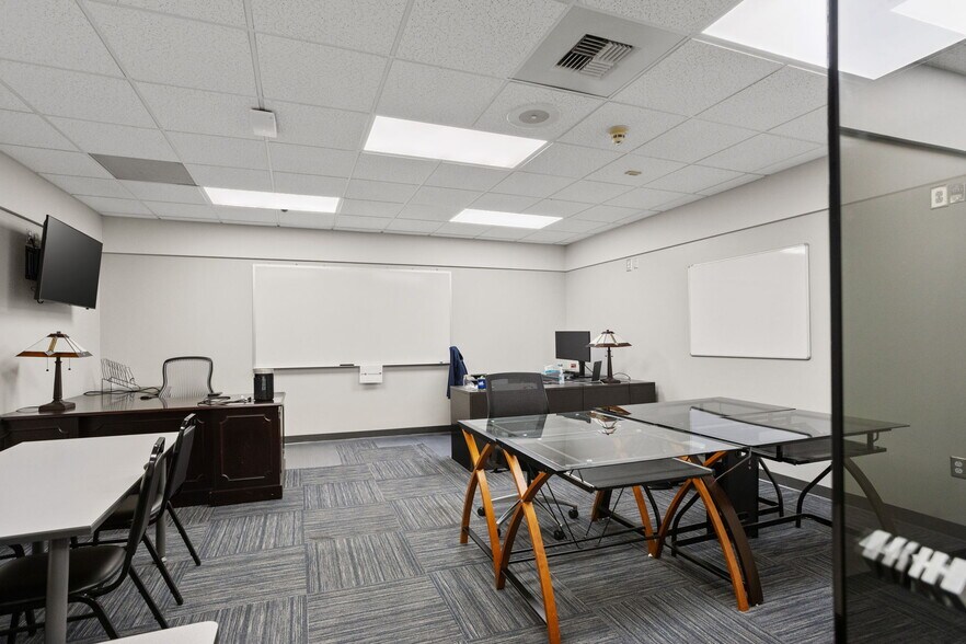 More Photos Of 127 Tanner Rd, Greenville Flex For Lease