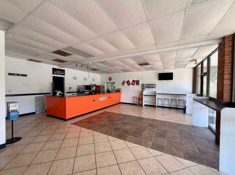 More Photos Of 1625 E University Dr, Auburn Unknown For Lease