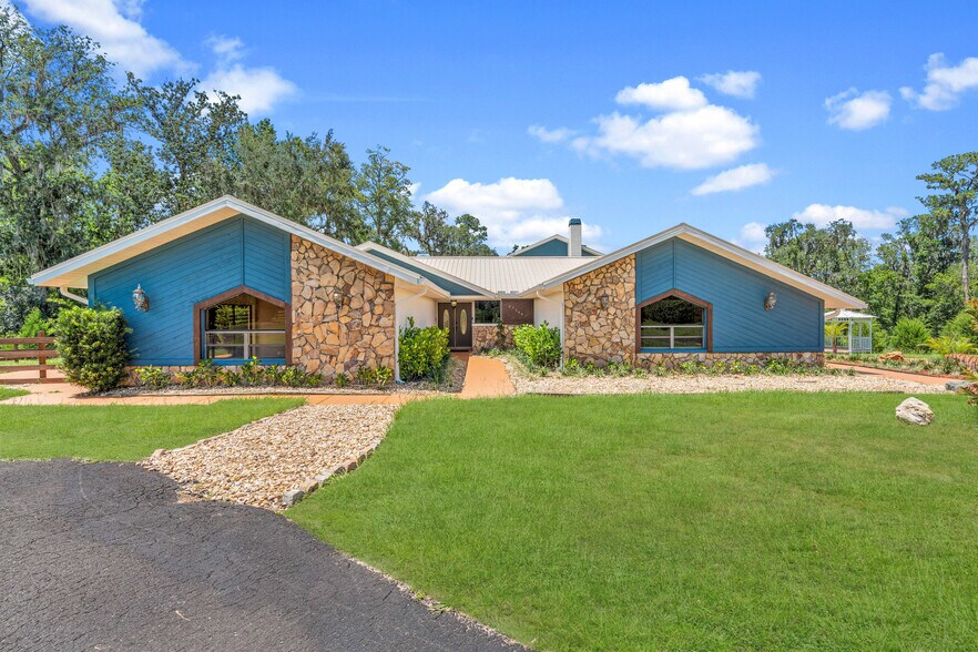 More Photos Of 27255 Hickory Hill Rd, Brooksville Specialty For Sale