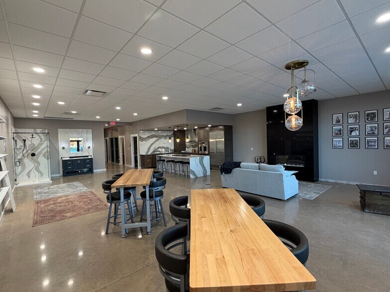 More Photos Of 1451 Bluestem Blvd, Altoona General Retail For Lease