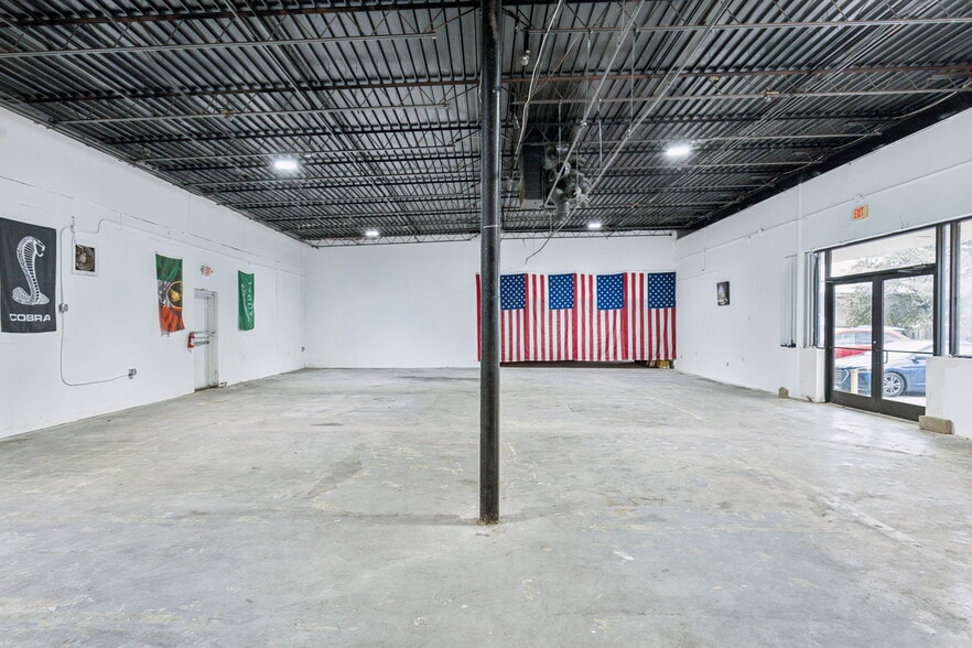 More Photos Of 2020 W Northwest Hwy, Dallas Freestanding For Sale