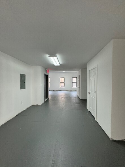 More Photos Of 297 Seventh Ave, New York Storefront Retail Residential For Lease
