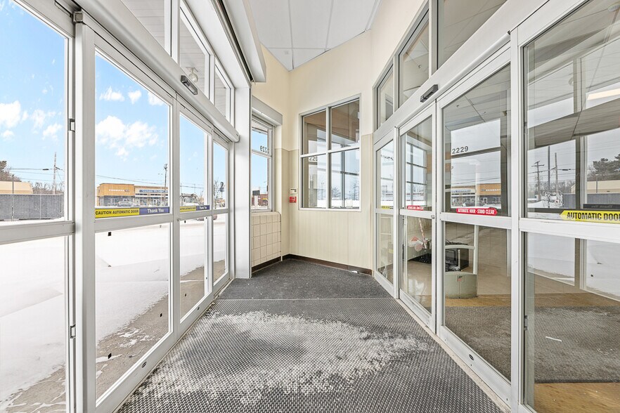 More Photos Of 2229 E State St, Salem Drugstore For Sale