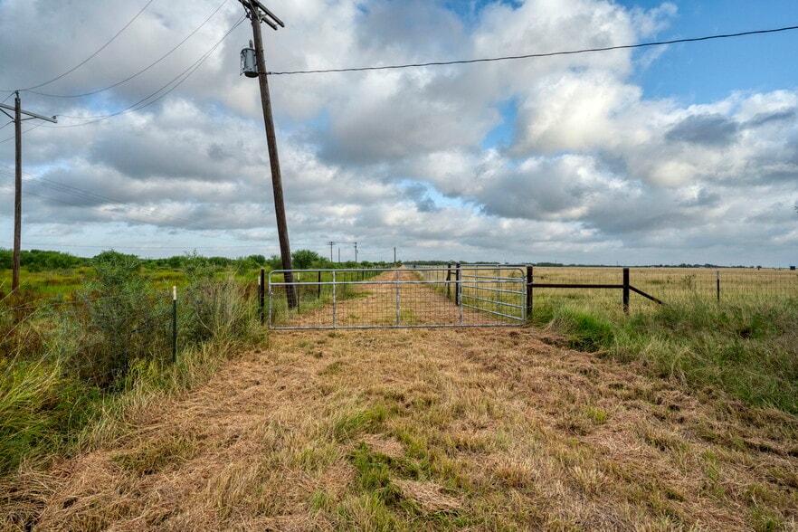 More Photos Of 2538 County Road 223, Floresville Land For Sale
