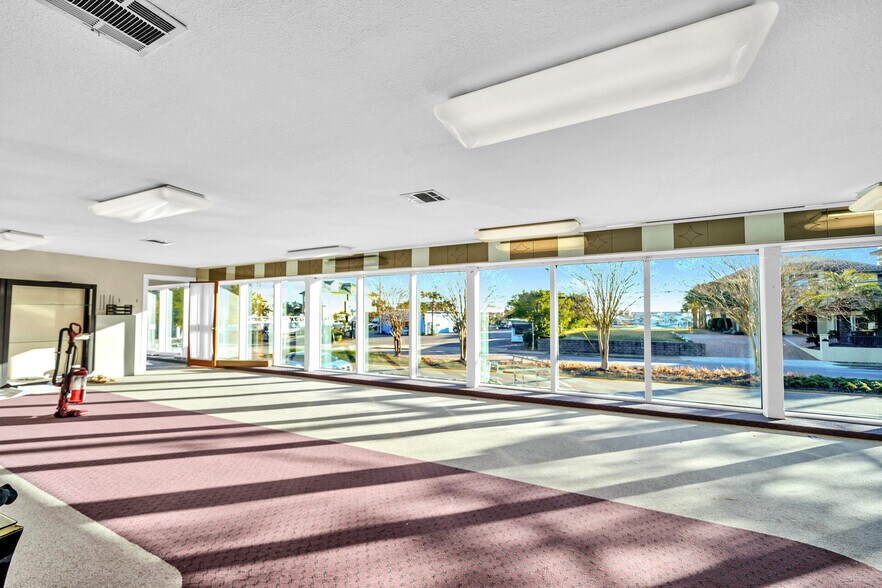 More Photos Of 639 Harbor Blvd, Destin Showroom For Lease