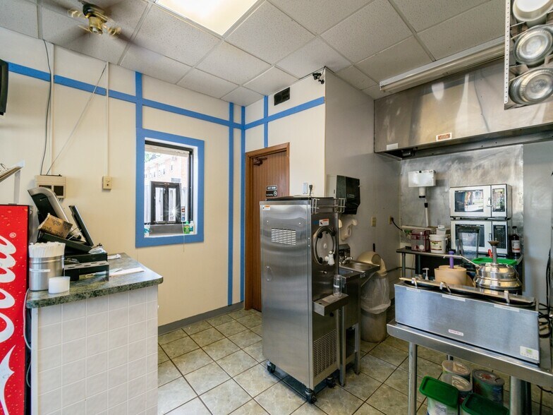 More Photos Of 5814 Hickman Rd, Urbandale General Retail For Sale