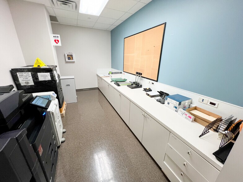 More Photos Of 303 Veterans Airpark Ln, Midland Office For Lease