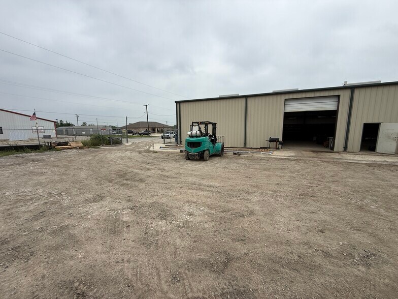 More Photos Of 115 Wyoming Blvd, Pleasanton Warehouse For Lease
